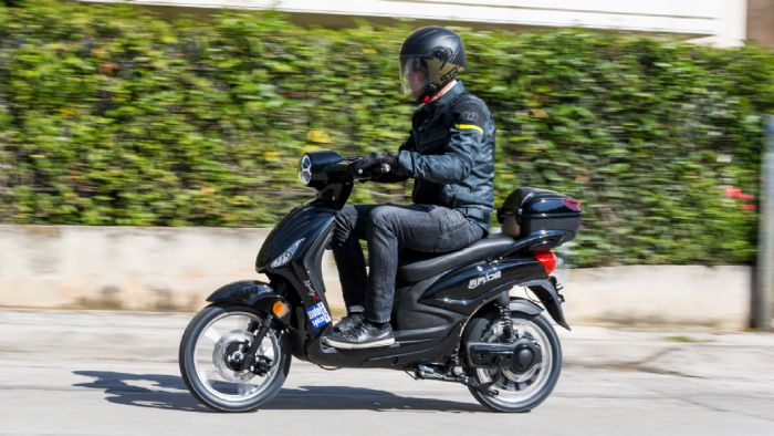Η E-RIDE παρουσιάζει δύο νέα ηλεκτρικά scooter πόλης, τα Liberty-B και Liberty-C, που έρχονται να δώσουν μια προσιτή λύση για τις καθημερινές μετακινήσεις. Με κοινά τεχνικά χαρακτηριστικά, αλλά διαφορ